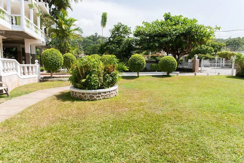 Villa Nakia & Nadia Wing Ocho Rios Gasthuis